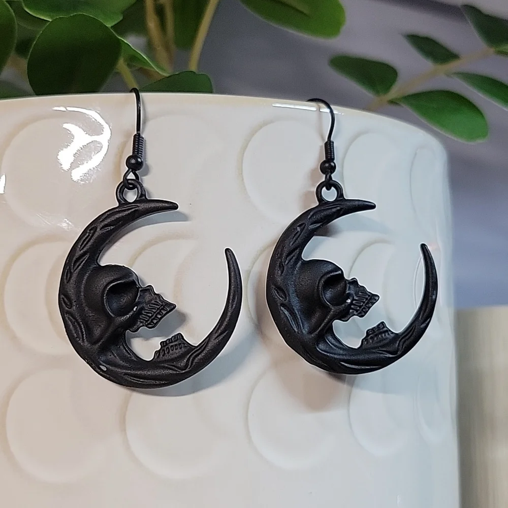 🔥LAST PAIR🔥 Screaming Skull Matte Black Crescent Drop Earrings - Picture 5 of 5
